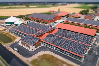 Foto: Stall mit Solaranlage